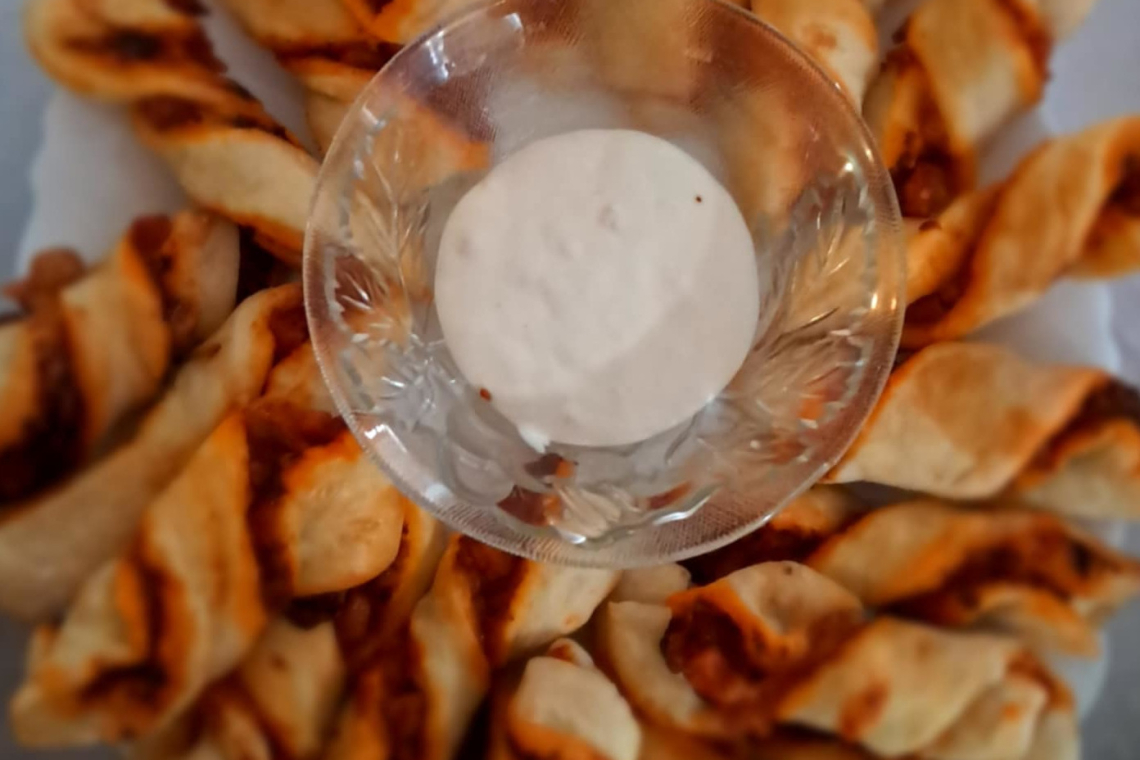 Rozpoczynamy sezon grillowy! KGW Stasin Dolny „Wiejskie Cuda” dzieli się przepisem na zakręcone paluchy pizzowe na grilla