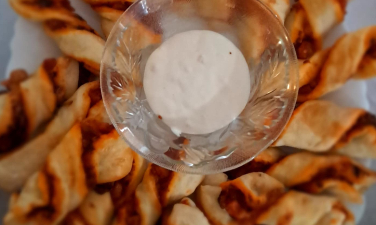 Rozpoczynamy sezon grillowy! KGW Stasin Dolny „Wiejskie Cuda” dzieli się przepisem na zakręcone paluchy pizzowe na grilla